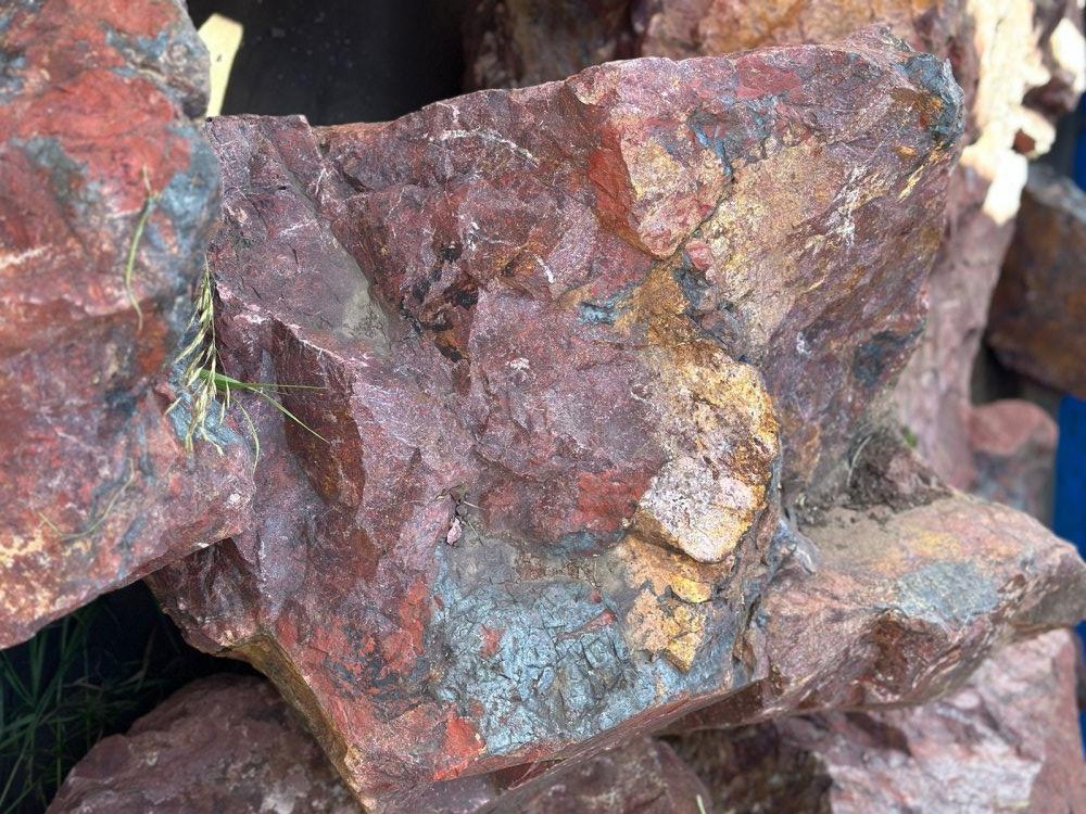 Камни для ландшафтного дизайна красно-фиолетовые 10-60 килограмм купить в Красноармейске