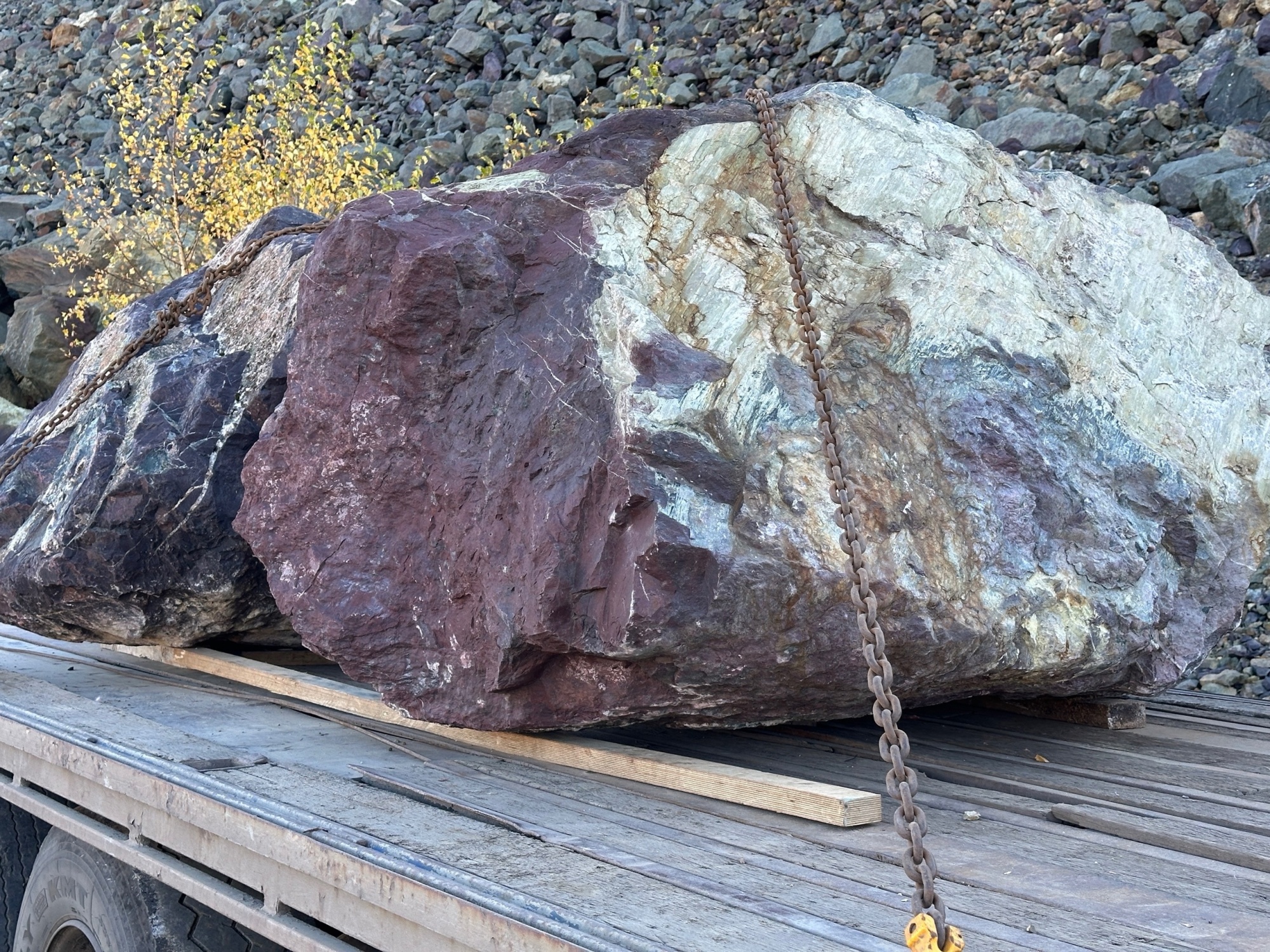 Огромные красно-фиолетовые валуны для ландшафтного дизайна весом более 5 тонн купить в Красноармейске