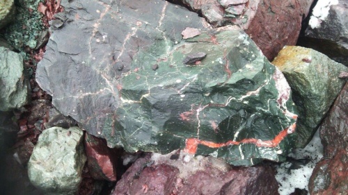 Гигантские зелёные валуны для ландшафтного дизайна весом более 5 тонн купить в Красноармейске