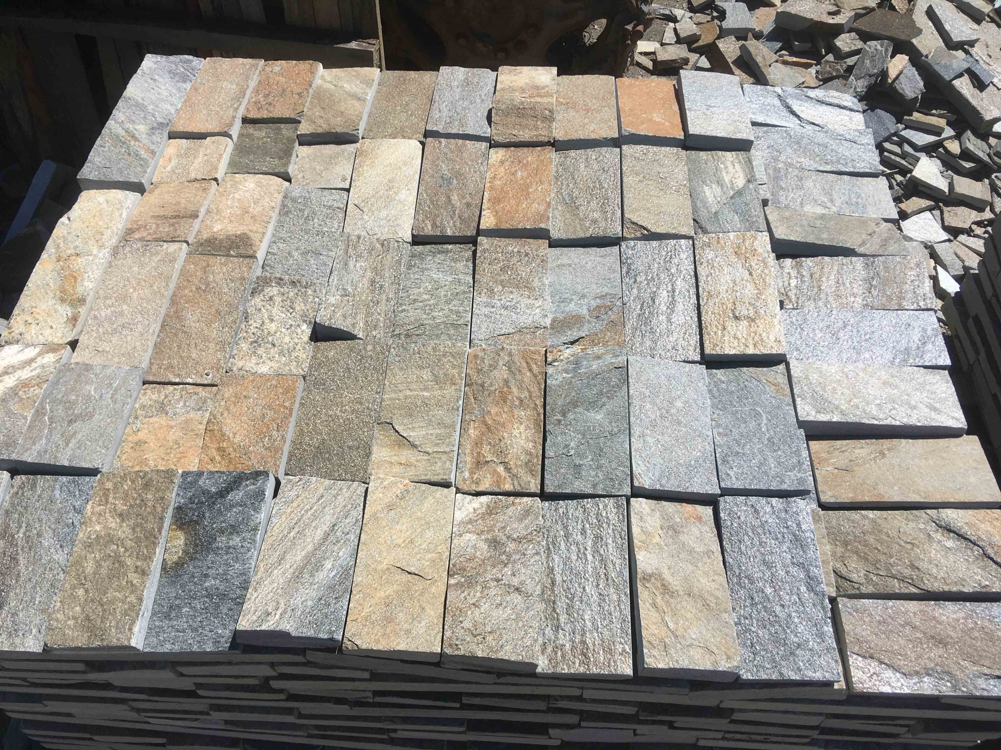 Плитка пилёная златолит Уральский для фасада купить в Красноармейске