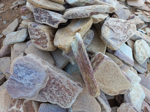 Златолит жёлтый, жёлто-зелёный глыбки и валуны для ланшафтного дизайна купить в Красноармейске