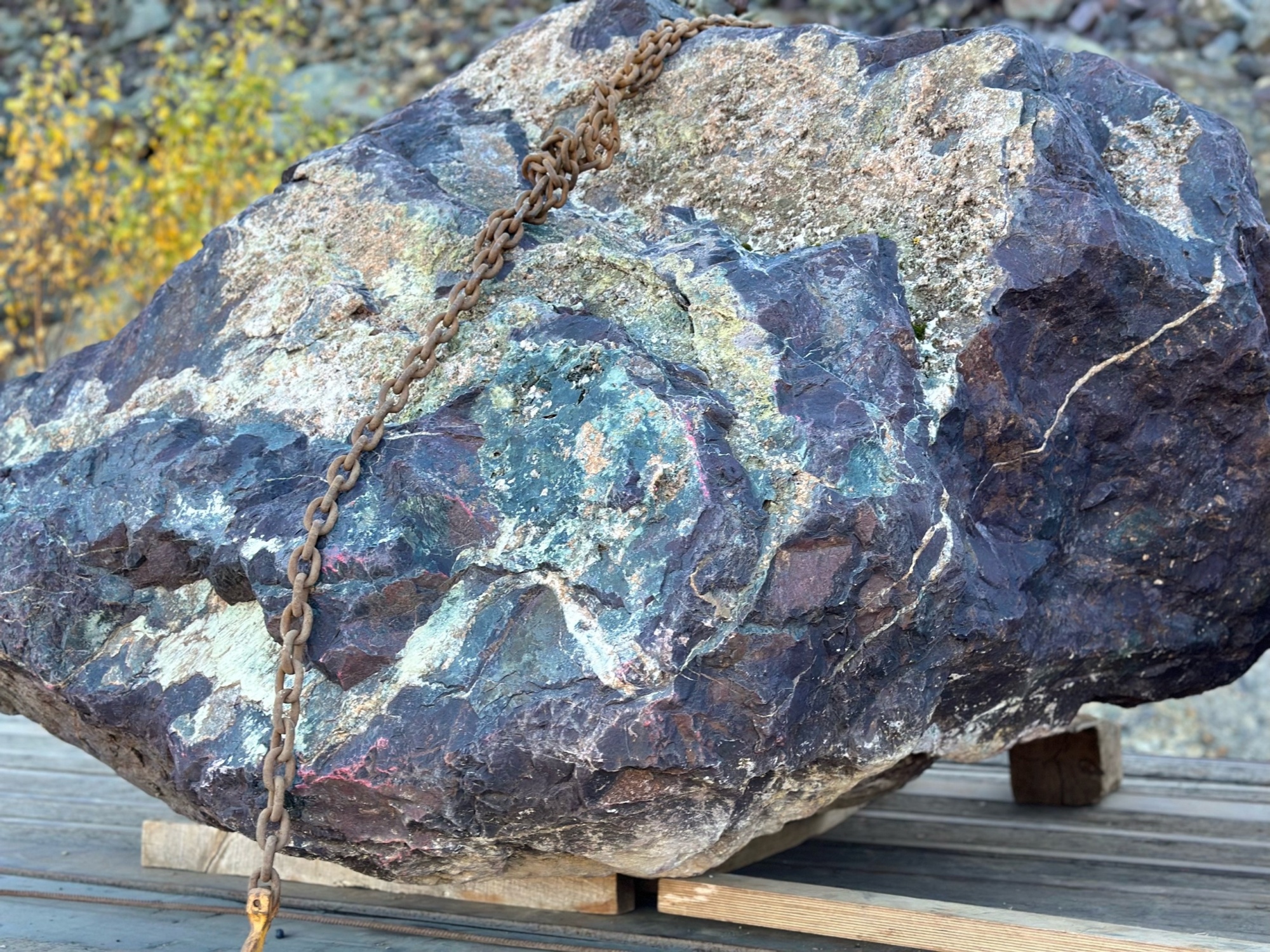 Огромные красно-фиолетовые валуны для ландшафтного дизайна весом более 5 тонн купить в Красноармейске