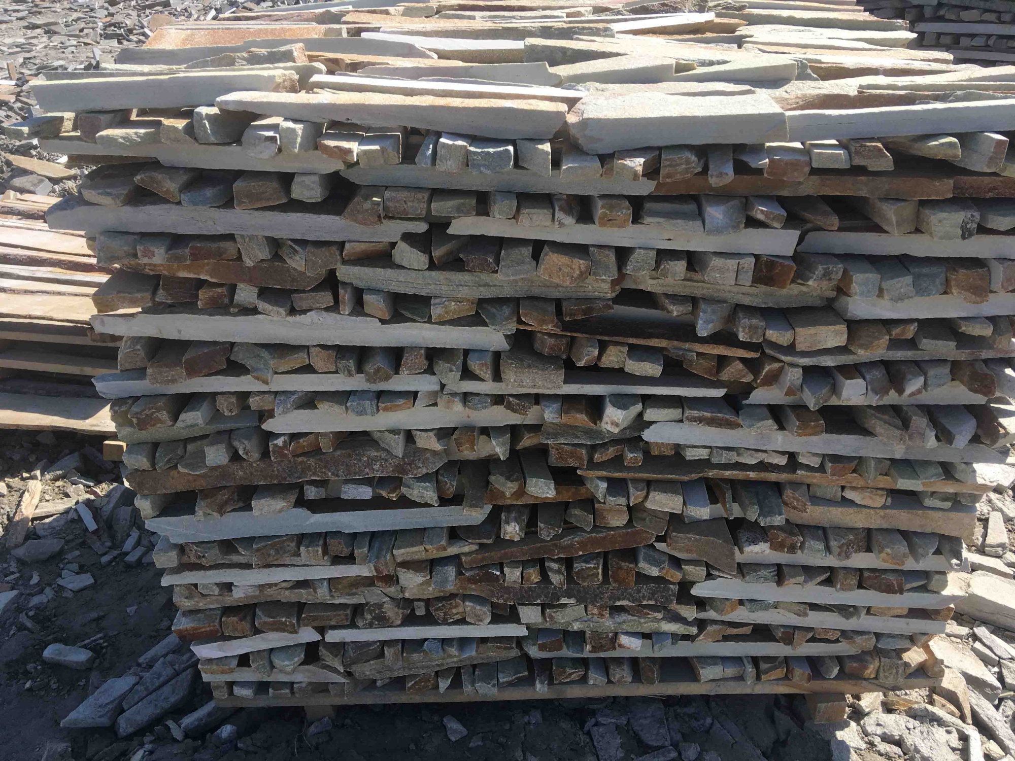 Горбушка златолит золотистый для облицовки купить в Красноармейске