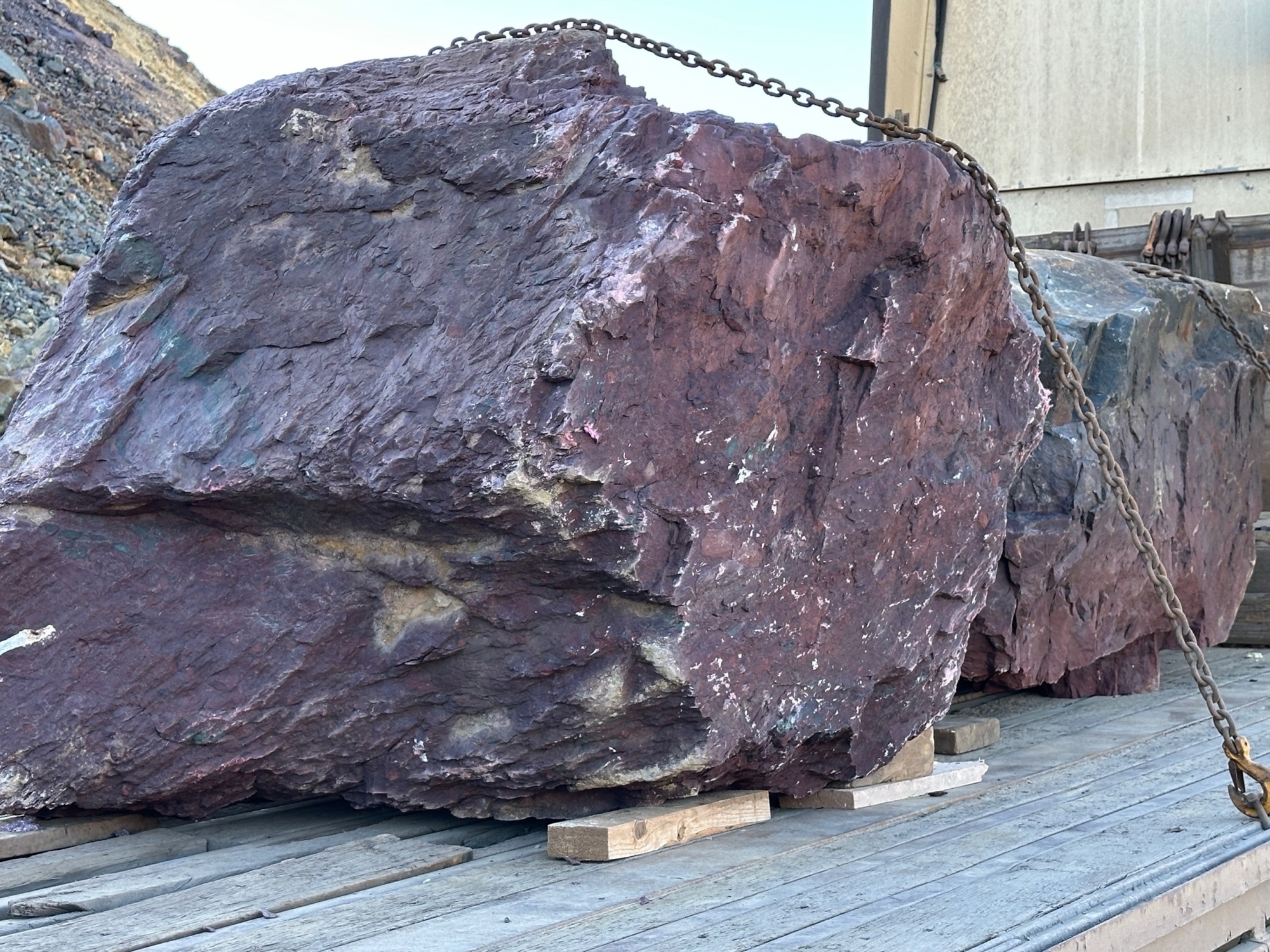 Огромные красно-фиолетовые валуны для ландшафтного дизайна весом более 5 тонн купить в Красноармейске