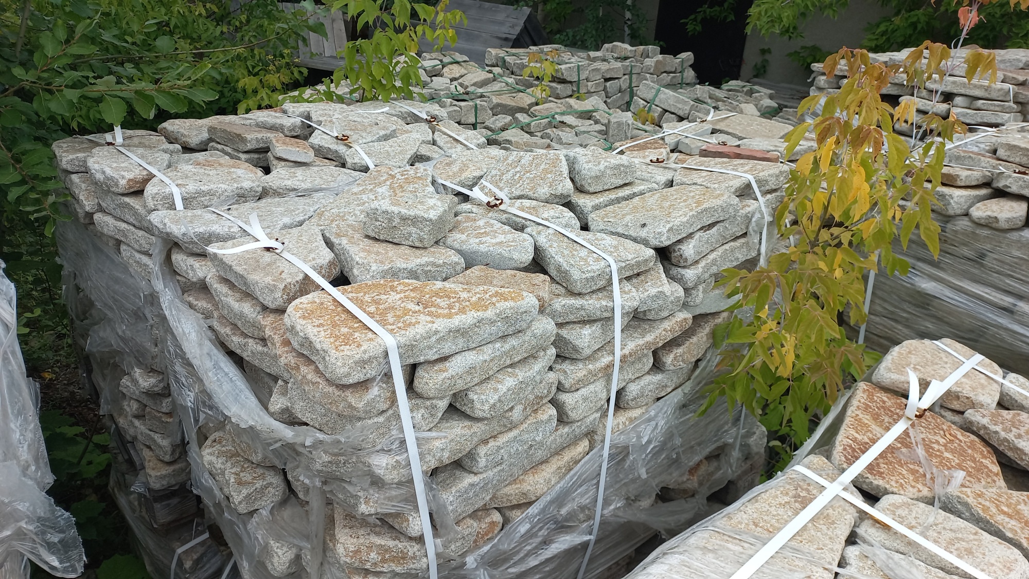 Плитняк галтованный гранитный для ландшафтного дизайна купить в Красноармейске