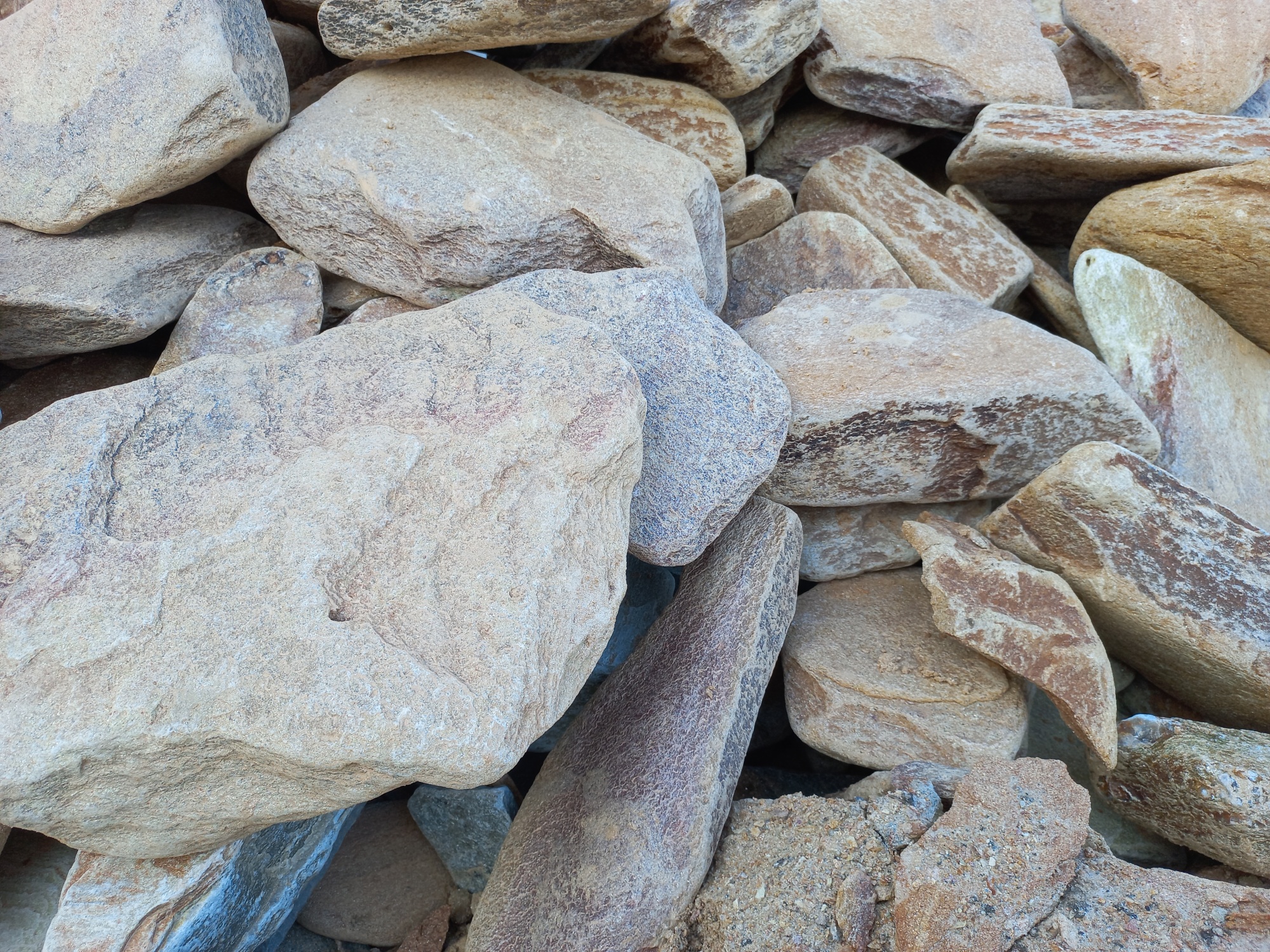 Златолит жёлтый, жёлто-зелёный глыбки и валуны для ланшафтного дизайна купить в Красноармейске