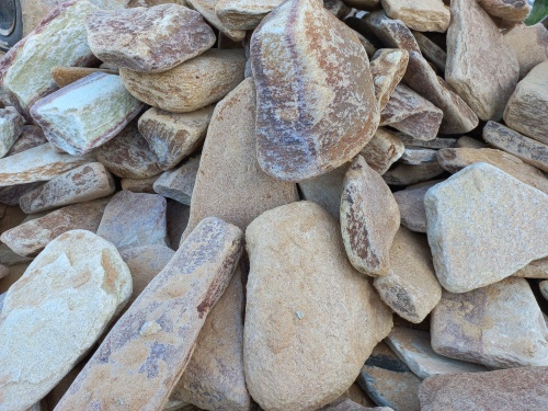 Златолит жёлтый, жёлто-зелёный глыбки и валуны для ланшафтного дизайна купить в Красноармейске