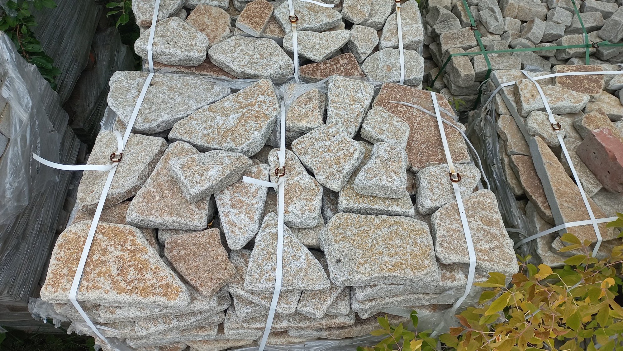 Плитняк галтованный гранитный для ландшафтного дизайна купить в Красноармейске