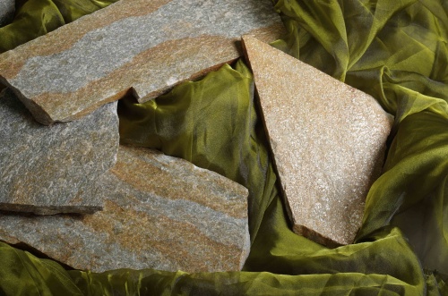 Плитняк златолит Уральский для цоколя, отмостки купить в Красноармейске