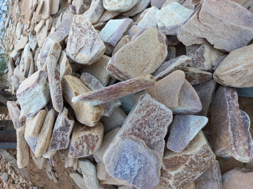 Златолит жёлтый, жёлто-зелёный глыбки и валуны для ланшафтного дизайна купить в Красноармейске